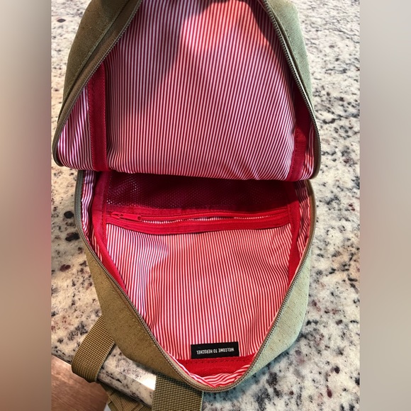 Herschel canvas one shoulder back pack crossbody tan/leopard excellent condition - Picture 4 of 7